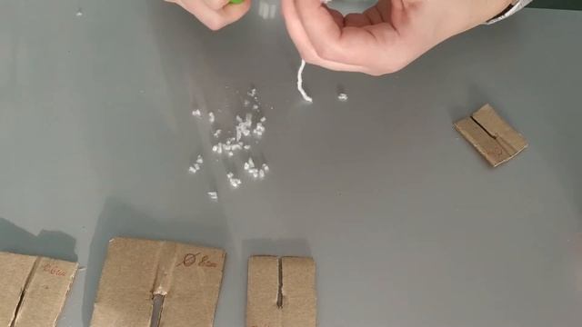 Іграшка з помпонів Зайчик