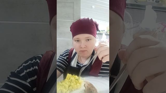 Мукбанг (отварной картофель со сливочным маслом и зеленью и куриное запечённое бедро🔥😋