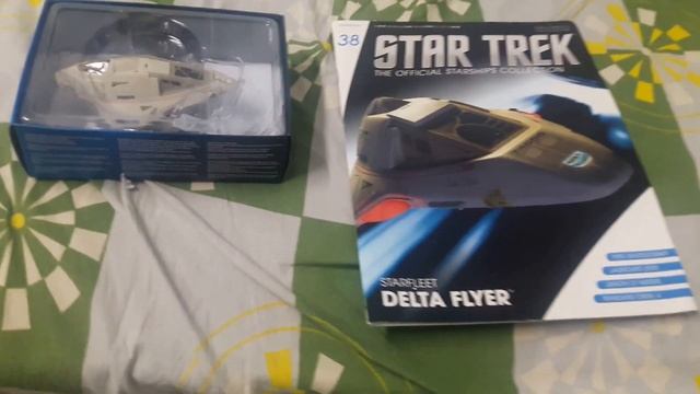 Unboxing The Delta Flyer *Star Trek Starships*