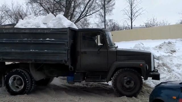 Снежная свалка на берегу реки в Кирове. Видео ОНФ