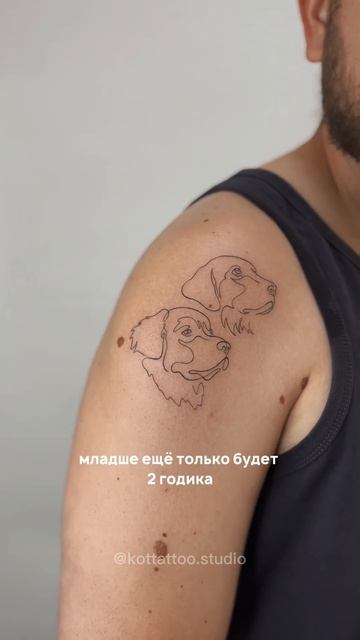 Маленькая тату на руке для парня - собаки по фотографии. Татуировка от мастера Kot Tattoo Studio