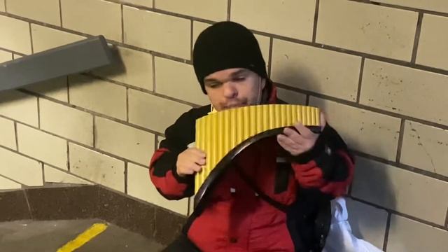 Тіріон Ланістеренко грає шлягер «Червона рута»
