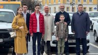 ВЛАДИМИР ВАСИЛЬЕВ И ИГОРЬ РУДЕНЯ ВРУЧИЛИ КЛЮЧИ ОТ НОВЫХ АВТОМОБИЛЕЙ МНОГОДЕТНЫМ СЕМЬЯМ