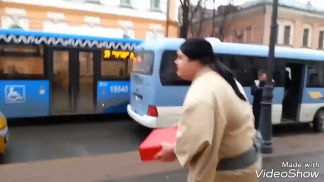 Узбек Япон Сумочиси Киёфасида Москва Шахрида Сёмка жараёнида