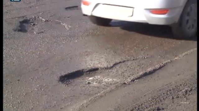 С ямами на омских дорогах борется дорожная фея