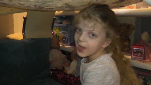 Самодельный детский домик. Ночная съемка. Алиса 6 лет.