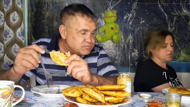 ЧЕБУРЕКИ // ГОРЧИЦА //MUKBANG  // ЖРЁМ // ДЕРЕВНЯ