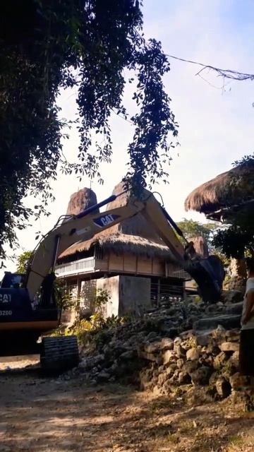 Perbaikan jalan di Kampung Tarung #waikabubak #proyek #jalanraya #excavator #kuliproyek #sumba #pup