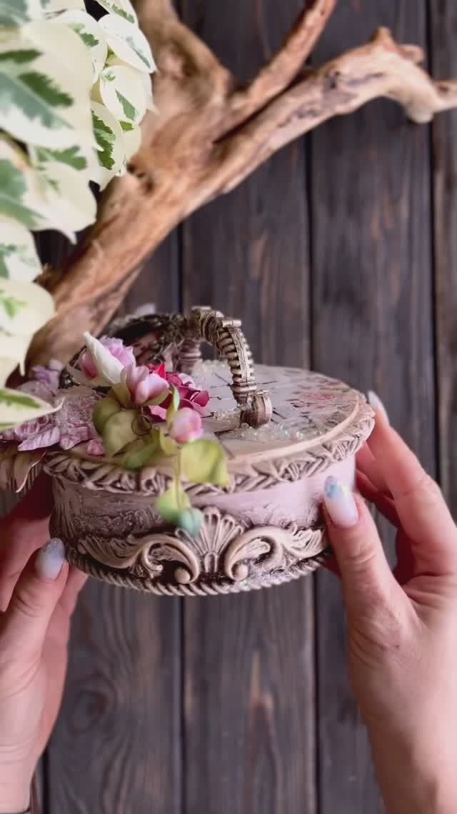 Мастер-класс по почте ✨
Возьми набор для создания этой шкатулки и получи бонусом мастер-класс
