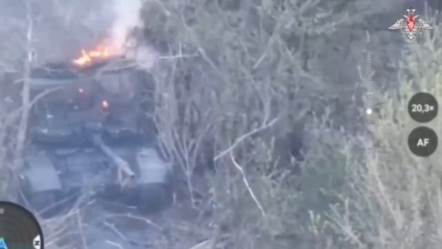 ударный дрон охотится на танк Т-64: