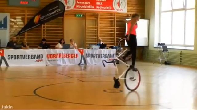 Зрители перестали дышать, когда эта девушка села в седло🚴🏼♀️
