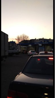 На велосипедах в очереди на автомойку