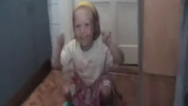 Маленькая девочка поет бардовскую песню. Ржу не могу!!!