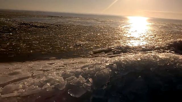 Горы льда на Краснодарском море.