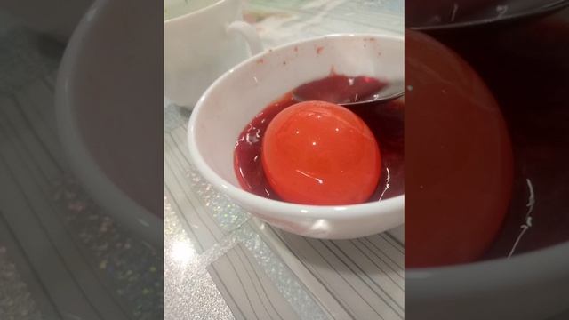 Я крашу яйцо