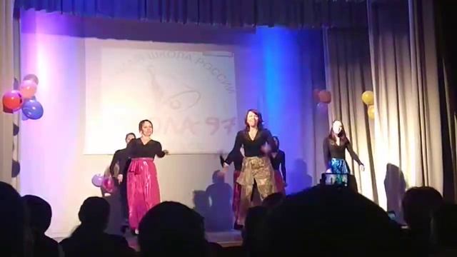 Учителя танцуют под песню Despasito