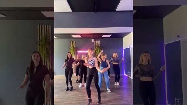 Танцуем вместе с гостями бачата.