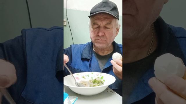 На перекус селёдка кусочками в масле с картошкой в мундире.