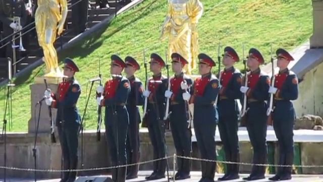 Петергоф. 17.05.2014. Церемония открытия. Жонглирование винтовками, барабанщики. Peterhof.