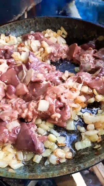 Куриная печень с гречкой на костре.