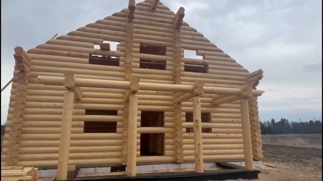 Возводим дом из оцилиндрованного бревна.