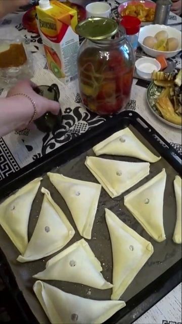 Мальчишки обедают жареными пельменями