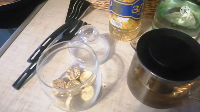 Наконец-то готовлю. Куры обнаглели.