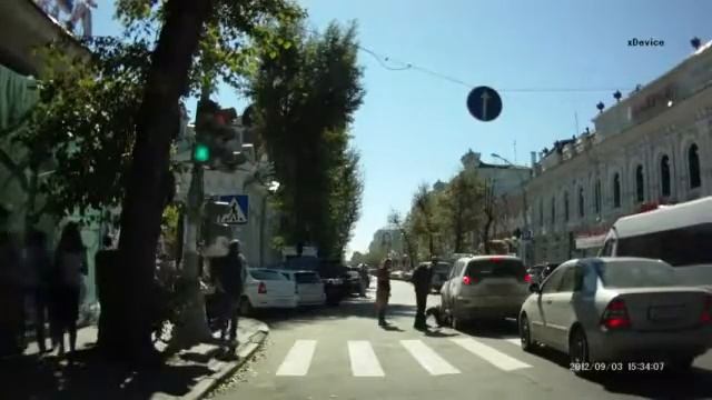переехал мужыка на пешедодном ОН САМ ЛЕГ ПОД КОЛЕСО