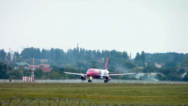 Взлет самолета WizzAir