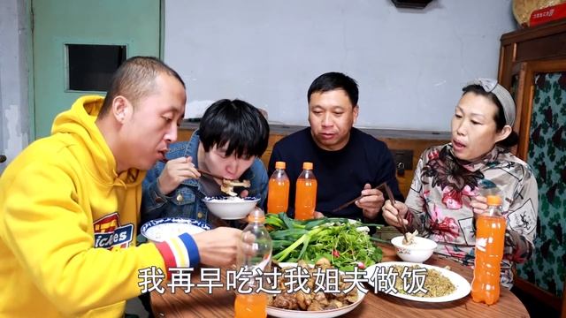 大彭舅舅来家里，会成和老爸做排骨鸡，一家人吃的和美，老香了