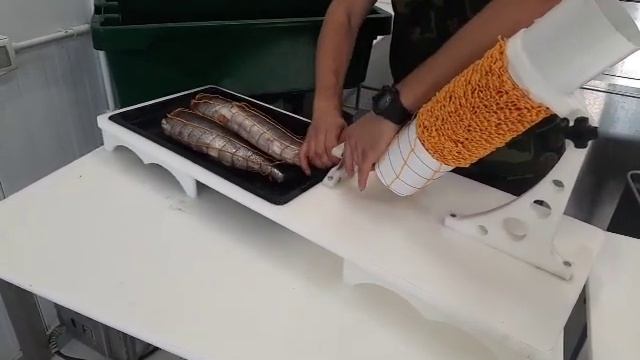 Аппликатор для упаковки рыбы, мяса в сетку перед копчением