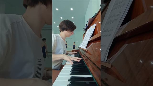 Нежное как облако, отраженное в сумеречной воде-  Большое Адажио на середине.