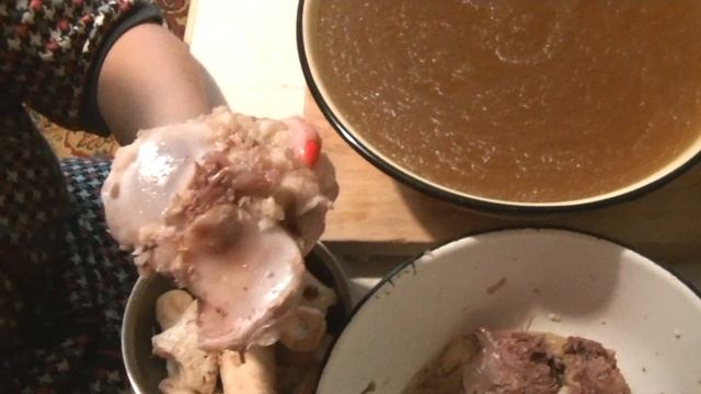 Даша кушает мясо. Грызет кость.