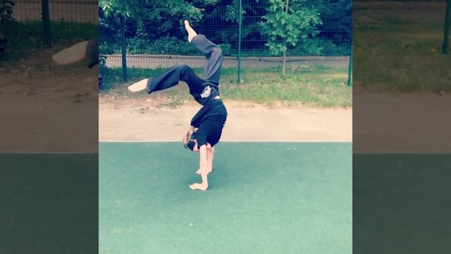 Выход с мостика через стойку на руках  /  Exit from the bridge via a handstand