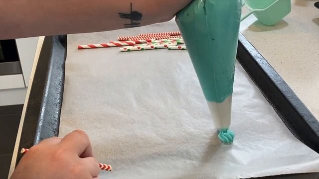 Christmas tree Meringue Pops!