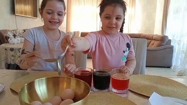 девочки красят яйца на пасху