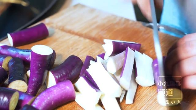 苦瓜炒茄子，媳婦鼓勵孩子試吃，看看孩子啥反應 | Roasted eggplant with balsam pear, delicious