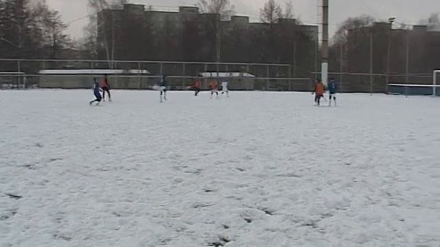 Заснеженное поле футболу не помеха