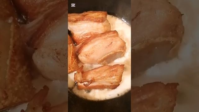 Она таёт во рту_Грудинка в пиве на сковородке