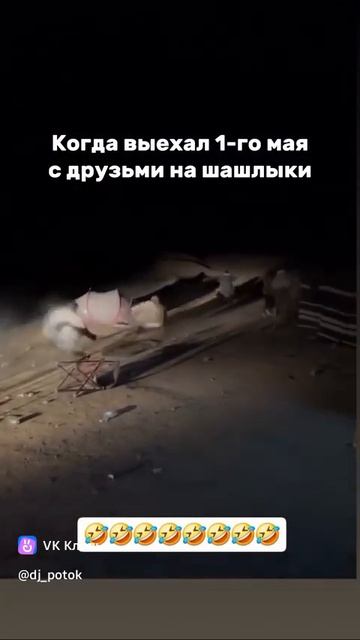 парень одел маску испугал людей парень пошутил над людьми
