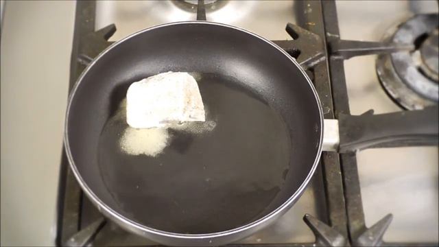Хек жареный , обваленый в муке с зеленью
