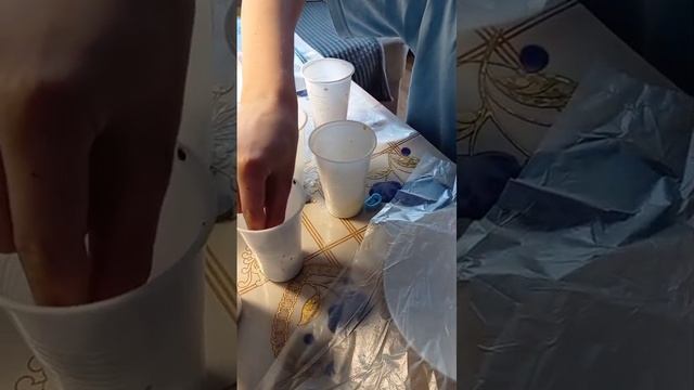 красим яйца на Пасху