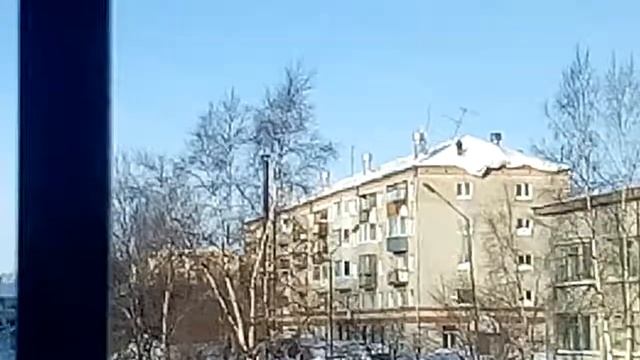 Как в Николаевске убирают глыбы снега с крыш домов.