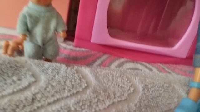 Сабрина и Артем: гуляем на площадке. 😀😃😉