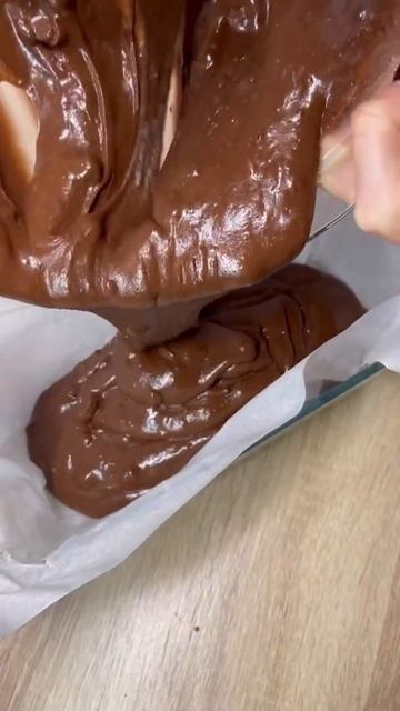 Шоколадный кекс с изюмом и попугаем 🥮🍫🦜 запах стоит на всю квартиру #shorts
