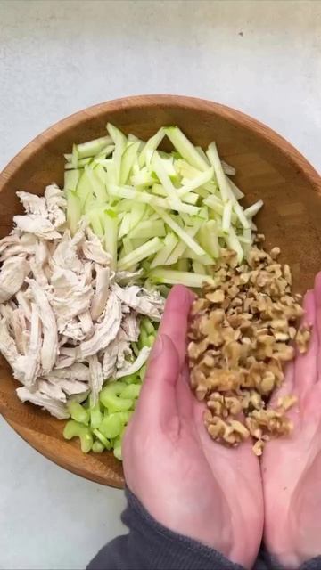 Вкусный салат с курицей.
