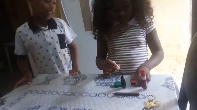 Eu e meu irmão fazendo skate para Polly e bolo de aniversário