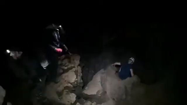 Тийнейджърски спортен лагер: Тайната на пещерите!