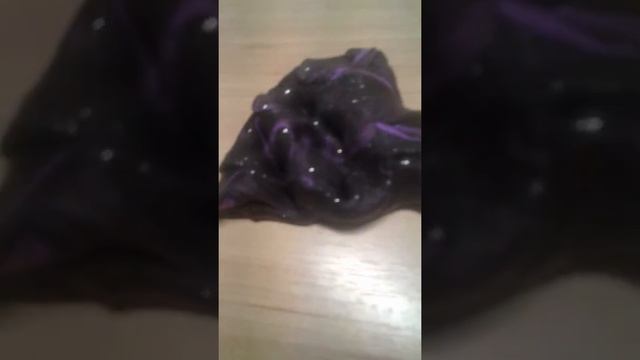 Я смешала фиолетовый слайм с чёрным и получился светло чёрный!!😉😉😄