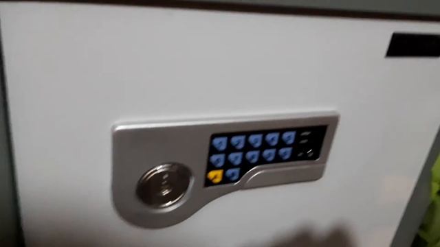 Потерял код от сейфа .